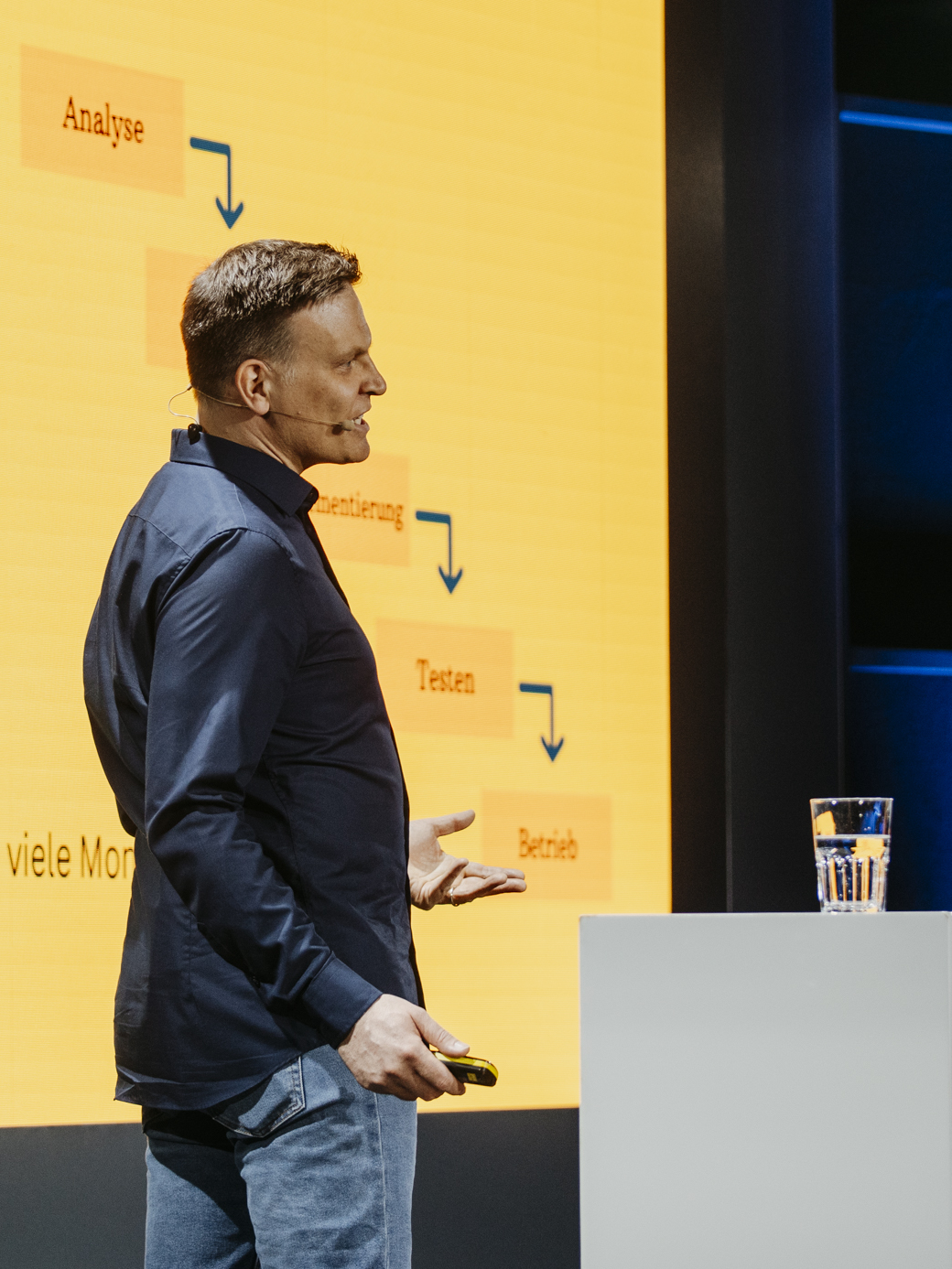Andreas Böhrnsen erklärt bei seinem Vortrag auf der Bitkom TRANSFORM 2026 eine Folie
